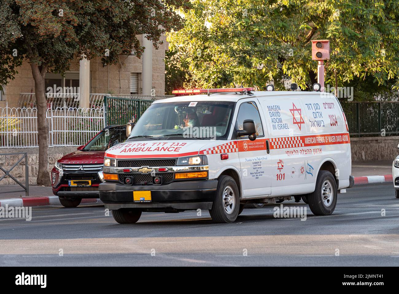 Gerusalemme Israele Aprile 2021 Vista di un'ambulanza nel via di Gerusalemme in Israele nel pomeriggio Foto Stock