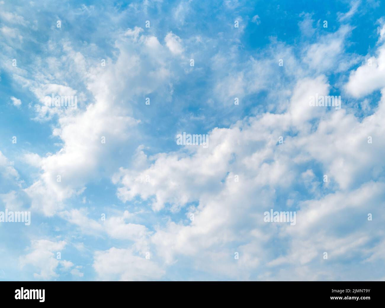 Cielo blu e belle nuvole bianche. Giornata di sole. Sfondo con spazio di copia Foto Stock