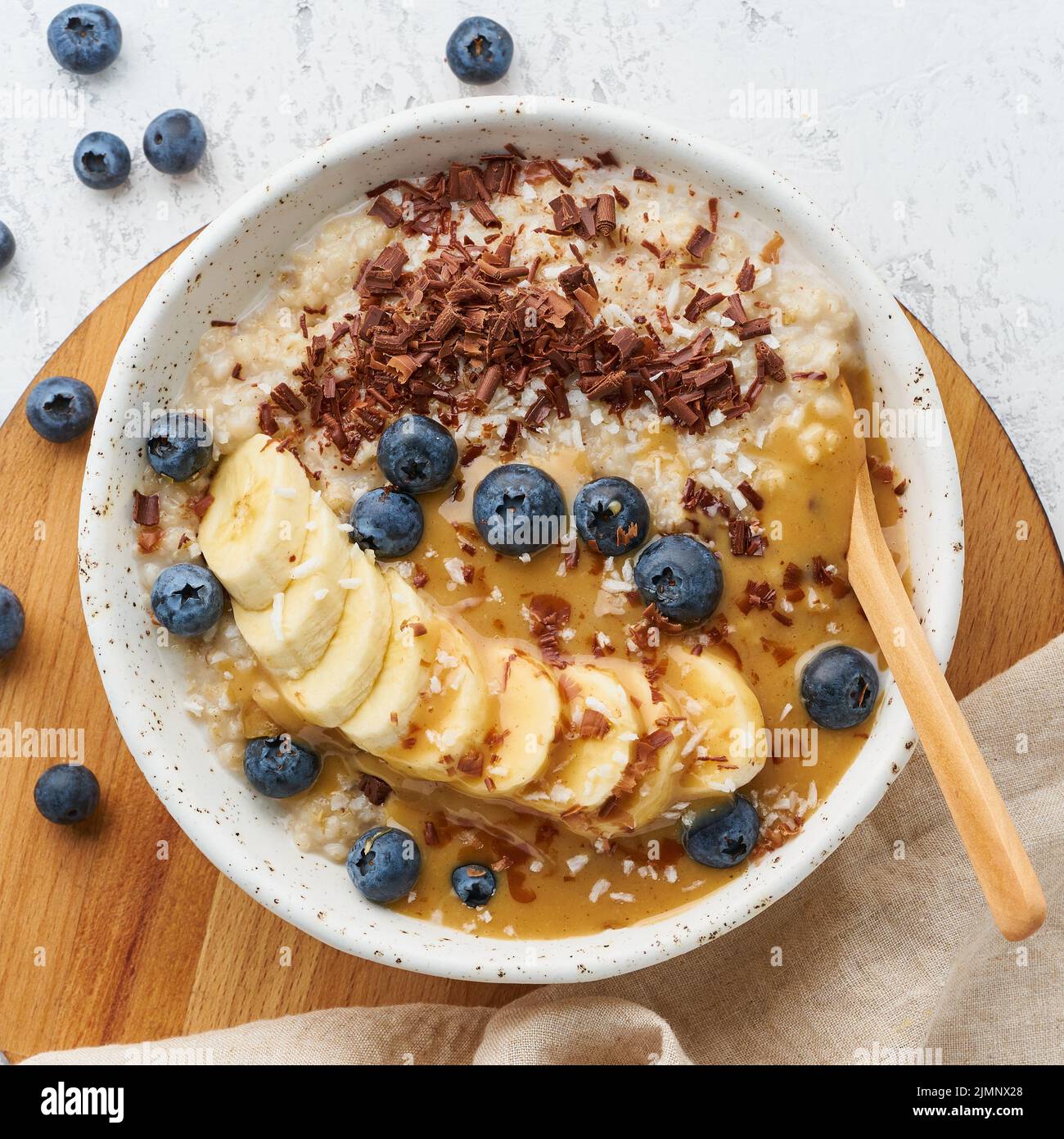 Farinata d'avena con frutti di bosco, dieta a base di dash, vista dall'alto su sfondo bianco di legno Foto Stock