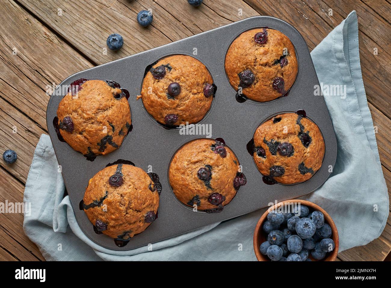 Muffin al mirtillo nel vassoio, vista dall'alto. Cupcake con frutti di bosco in teglia Foto Stock