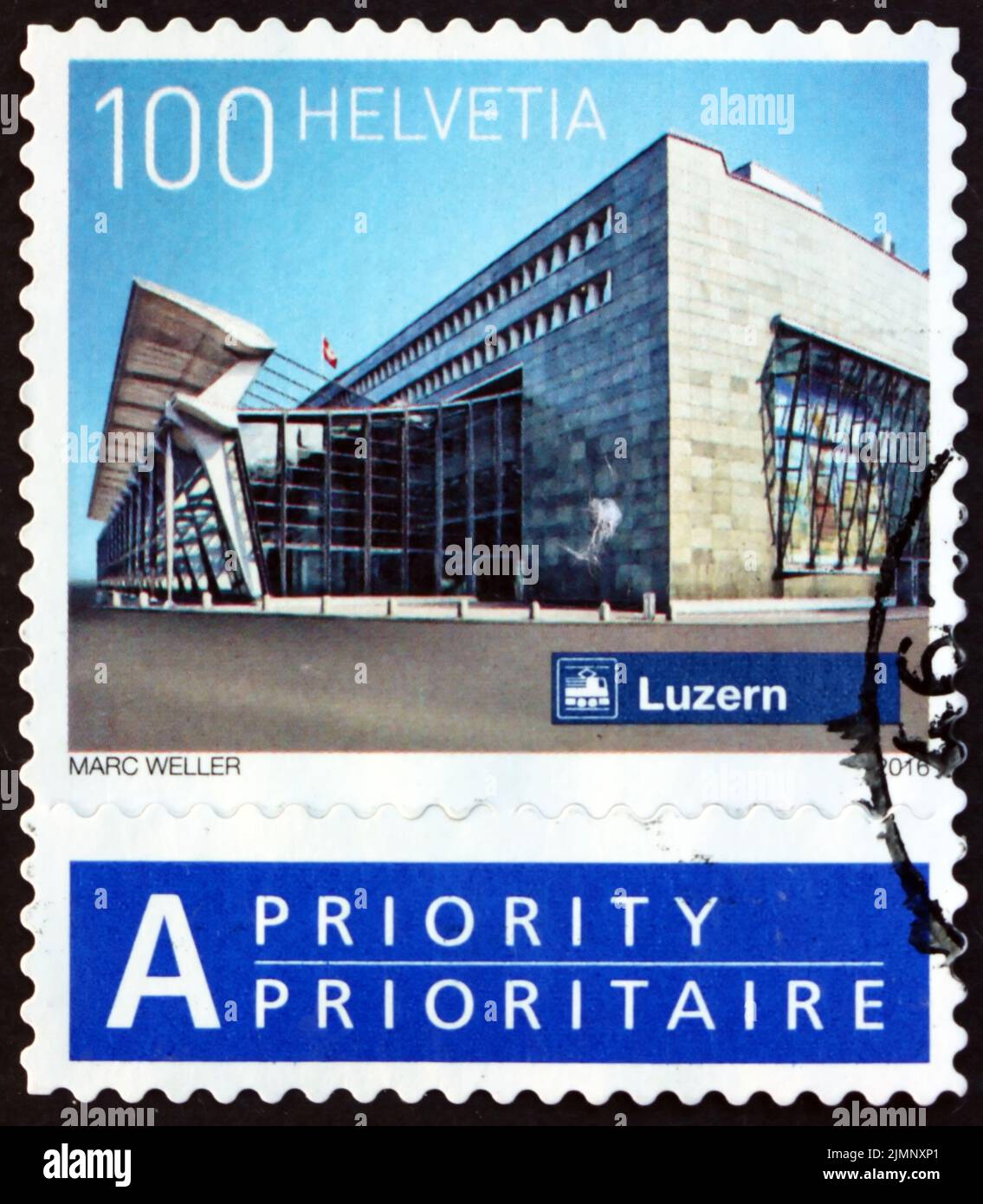 SVIZZERA - CIRCA 2016: Un francobollo stampato in Svizzera mostra Lucerna, stazione ferroviaria svizzera, circa 2016 Foto Stock