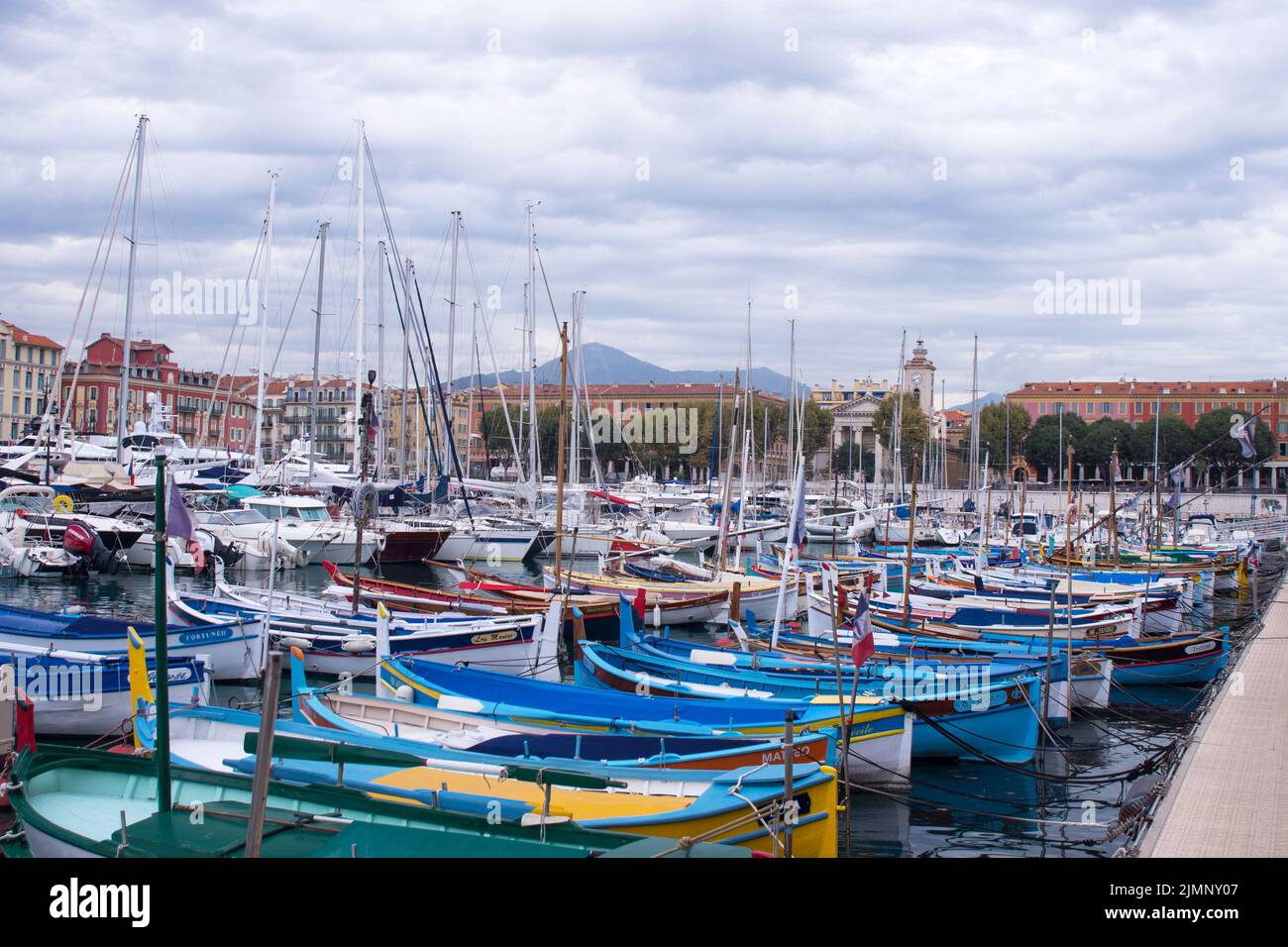 Francia, Nizza, settembre 2021. Barche in legno multicolore e motoscafi in una fermata a Nizza. Viaggio in Costa Azzurra in Francia. Foto Stock