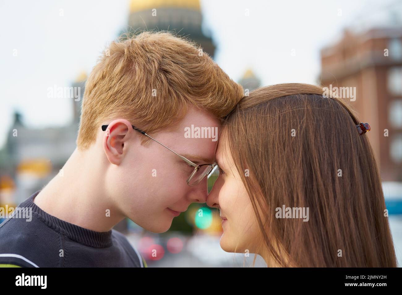 Uomo e donna che si guardano l'un l'altro, giovane coppia piena d'amore Foto Stock