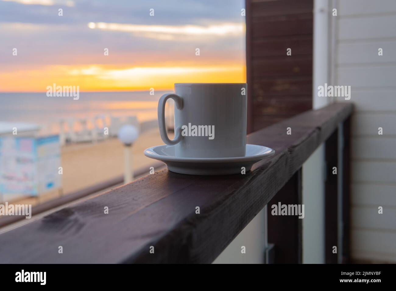 Tazza di mare viaggio spiaggia sfondo caffè tazza oceano tè tavolo, concetto vacanza estiva per fresco per concetto astratto, gioia all'aperto. Illustrazione a colori Foto Stock