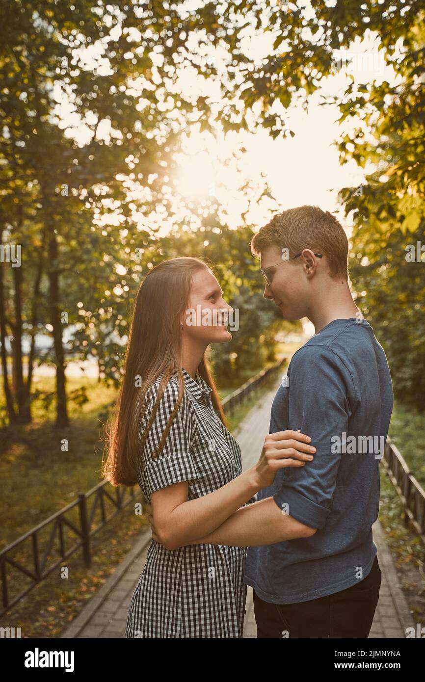 Ragazza e ragazzo si guardano nel parco, concetto di amore e felicità Foto Stock