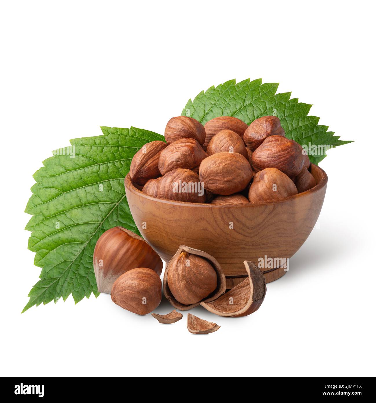 Ciotola di nocciole con foglie verdi isolate su bianco. Messa a fuoco profonda Foto Stock