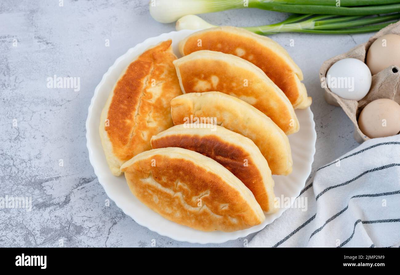 Torte fatte in casa con ripieno giacciono su uno scivolo in un piatto bianco Foto Stock