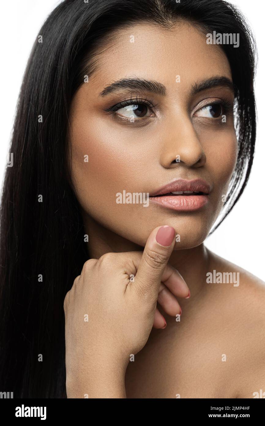 Bella donna indiana con pelle liscia e lunghi capelli neri Foto Stock