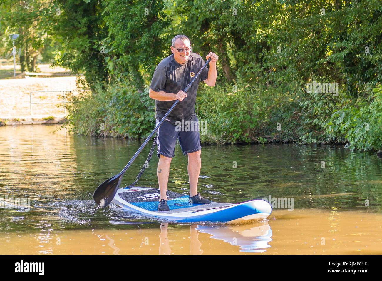 Kidderminster, Regno Unito. 7th Agosto 2022. Tempo britannico: Con il caldo tempo di sole, la gente del posto farà qualsiasi cosa per salire sull'acqua. Il canale locale Worcestershire è perfetto per Phil e per la sua tavola da paddle stand-up: Questo è solo il secondo tempo in acqua per lui... e lui ne sta godendo ogni momento! Credit: Lee Hudson/Aalmy Live News Foto Stock