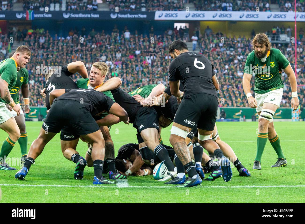 Mbombela, Nelspruit, Sudafrica. 6th Agosto 2022. Una palla sciolta combattuta ferocemente durante il Rugby Championship International rugby match tra Sud Africa e Nuova Zelanda al Mbombela Stadium il 6 agosto 2020 Credit: AfriPics.com/Alamy Live News Foto Stock