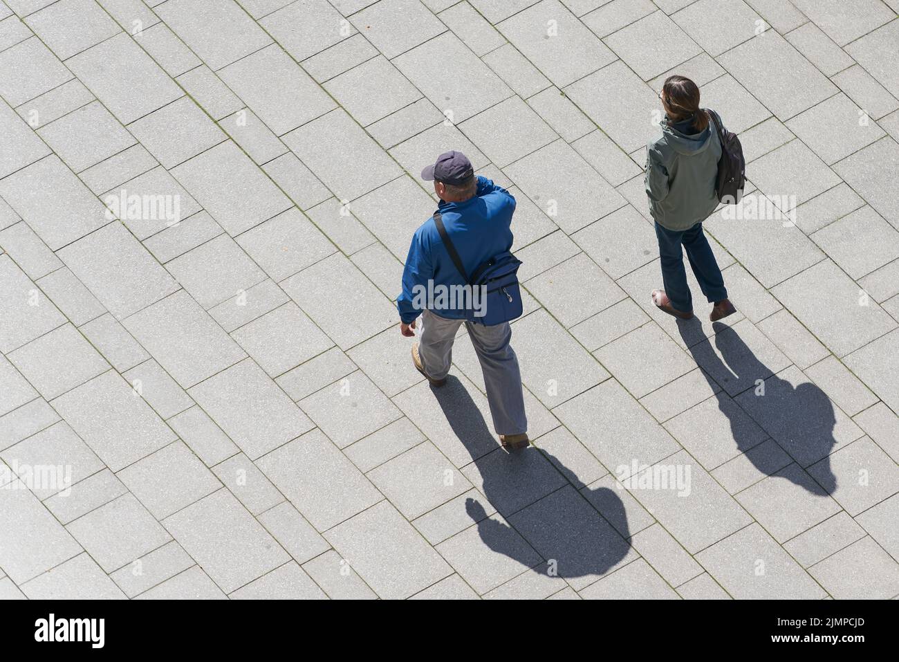 Una coppia a piedi attraverso il centro della città di Magdeburgo visto dall'alto Foto Stock