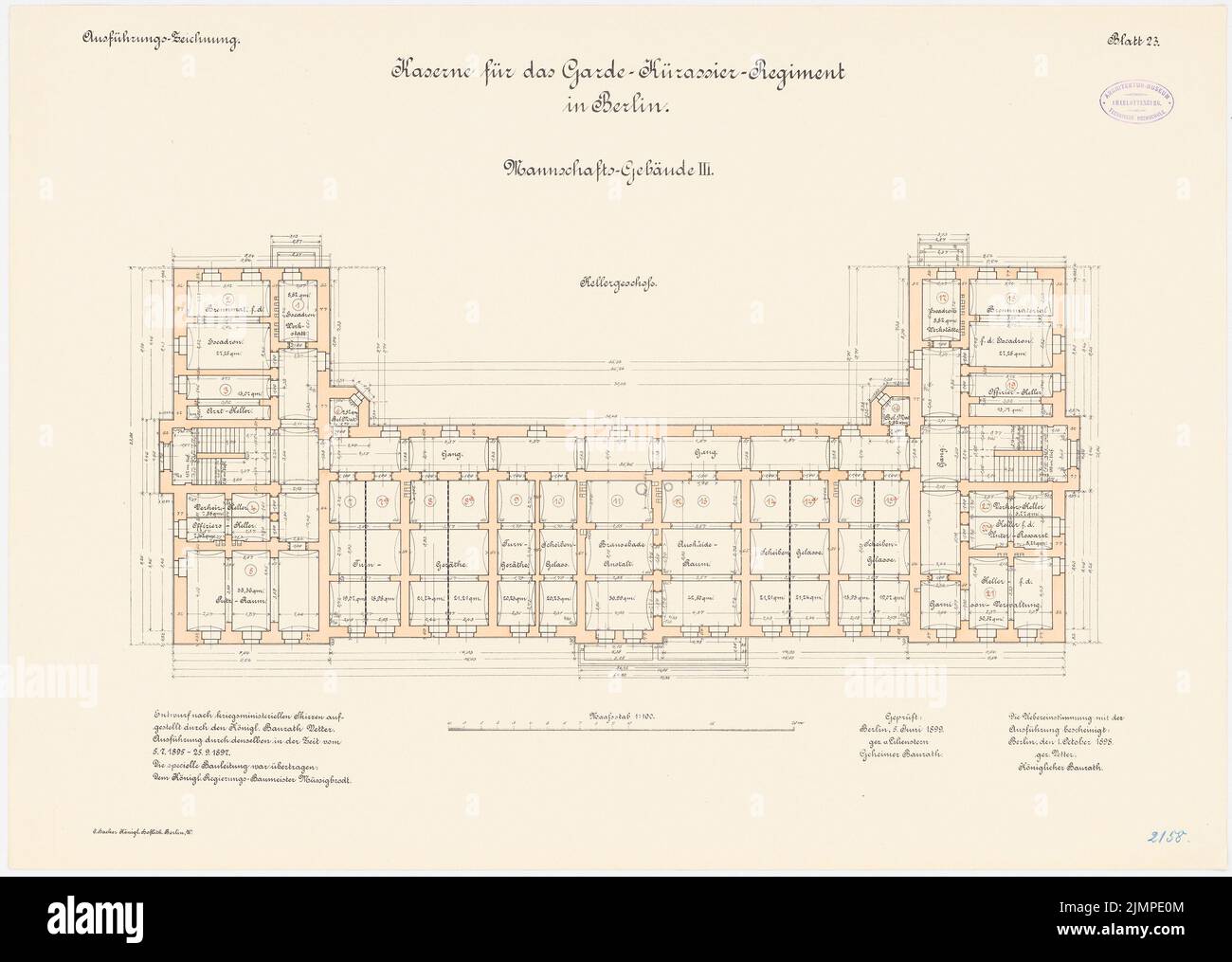 Cugino, caserme della Guardia Cuerassier Regiment e della Regina-Augusta-Grenadier-Regiment No. 4, Berlino (1895-1897): Regina-Augusta-Garde-Grenadier Regiment No. 4, team building III: Grundriss Basement 1 : 100. Litografia colorata su cartone, 53,2 x 74,7 cm (compresi i bordi di scansione) Vetter : Kaserne des Garde-Kürassier-Regiments und des Königin-Augusta-Garde-Grenadier-Regiments Nr. 4, Berlino Foto Stock