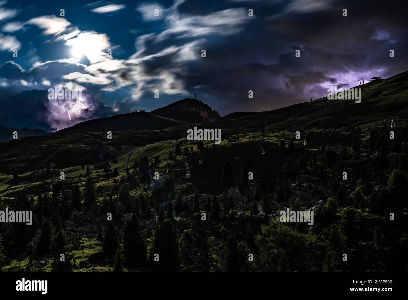 Il fulmine colpisce durante la tempesta notturna nelle Dolomiti. Italia, Dolomiti. Foto Stock