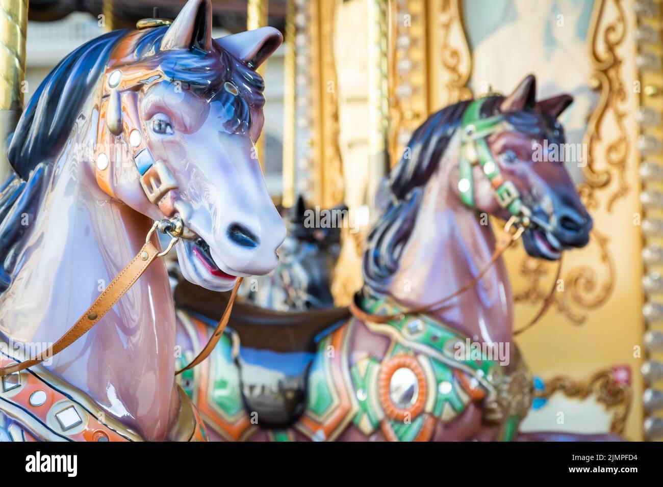 Firenze, Italia - circa Marzo 2022: Cavallo di carosello d'epoca - attrazione antica. Foto Stock