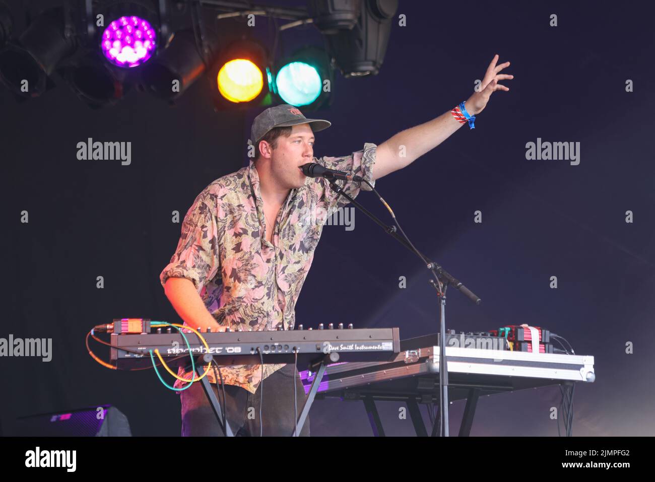 Chew Valley, Somerset, Regno Unito. 6th agosto 2022, Chew Valley, Somerset. Il cantante Max Rad suona sul lago Stage al Valley Fest 2022. Valley Fest è il festival musicale più gustoso del sud-ovest. Il fine settimana è apprezzato anche per la sua atmosfera familiare, perfetta per i festeggiatori per la prima volta e per gruppi di tutte le età. Credit: Casper Farrell Photography/Alamy Live News Foto Stock