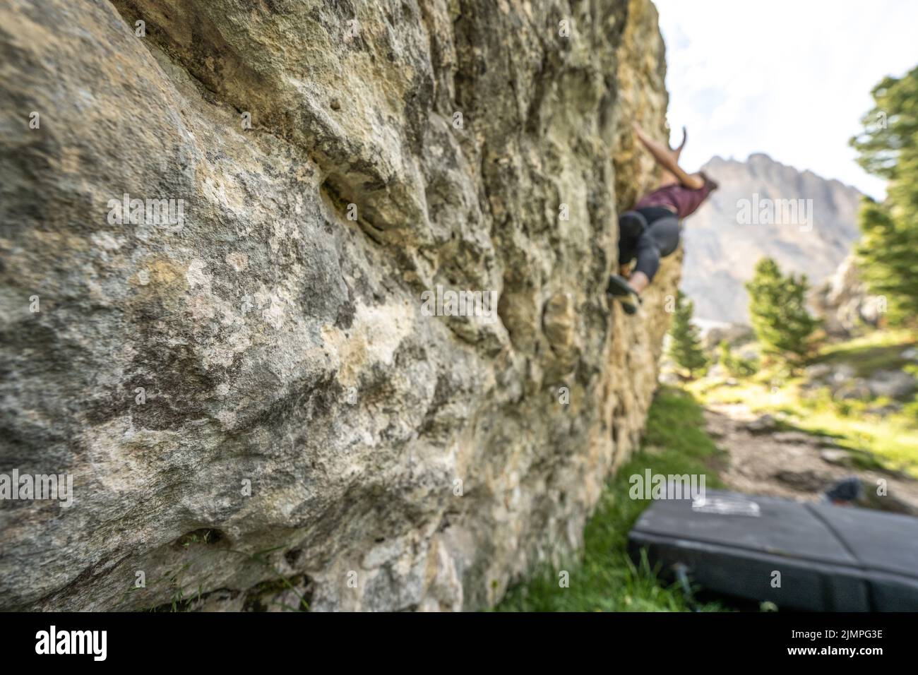 Donna bouldering nella città di Steiner vicino al Passo Sella Foto Stock