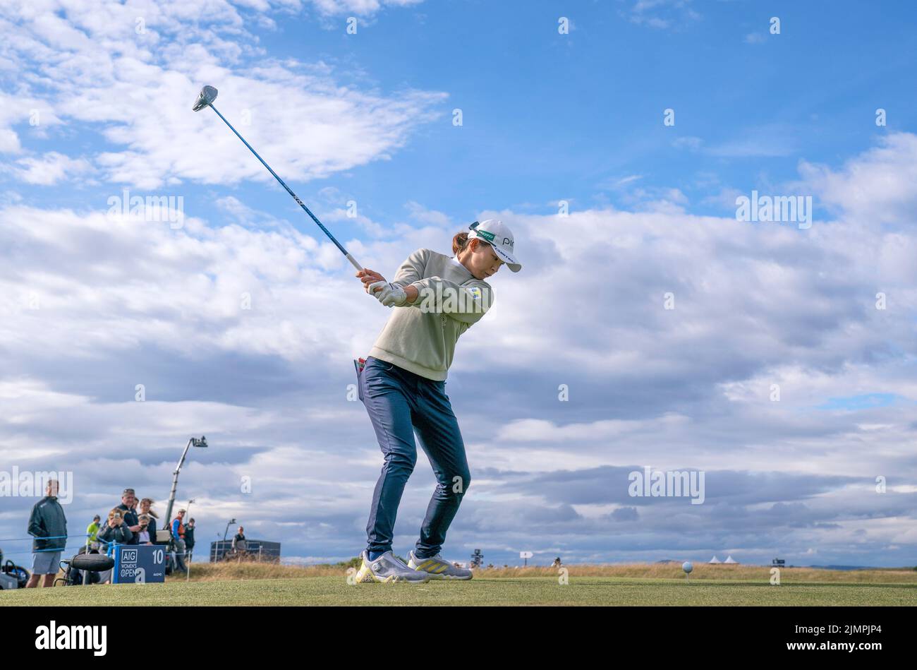 Hinako Shibuno in Giappone sul tee 10th durante il quarto giorno dell’AIG Women’s Open a Muirfield a Gullane, Scozia. Data foto: Domenica 7 agosto 2022. Foto Stock