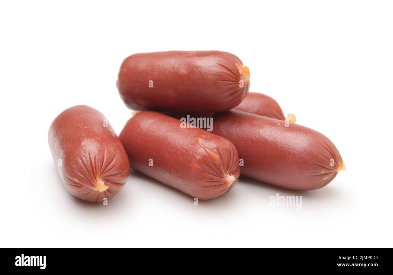 Mucchio di piccole salsicce affumicate isolate su bianco. Foto Stock