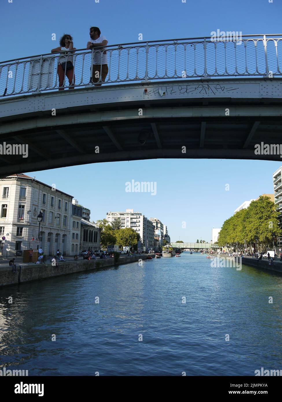 Un paio di escursionisti in estate su un ponte del Canal de l'Ourcq, a Parigi Foto Stock