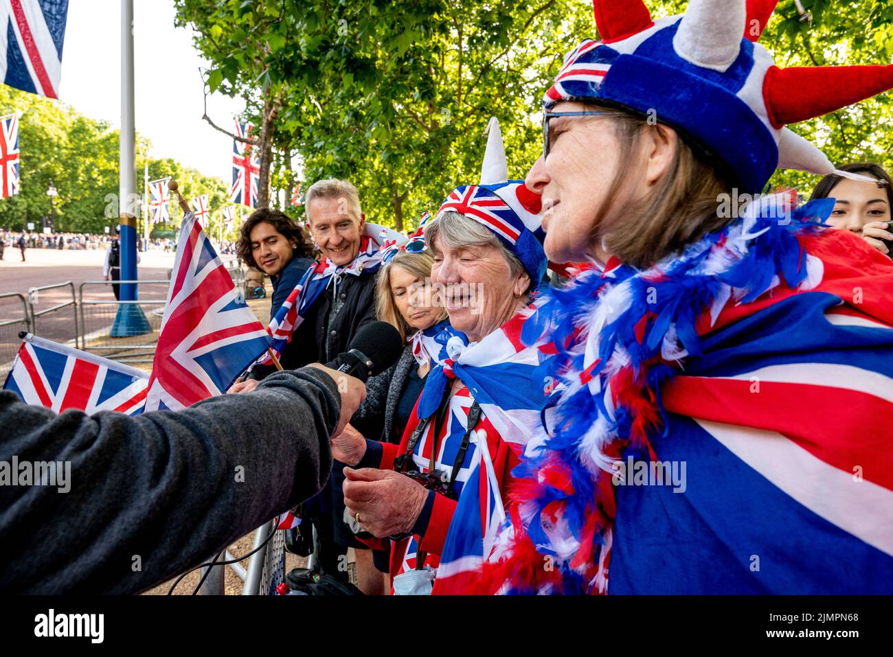 Un gruppo di cittadini britannici viene intervistato dalla stampa straniera in attesa dell'inizio della Parata di compleanno della Regina, Londra, Regno Unito Foto Stock