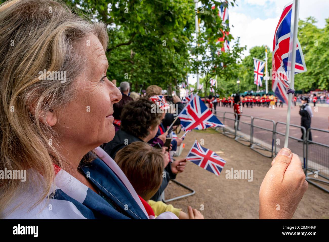 British People Wave Union Flags Along the Mall durante la Queen's Birthday Parade, The Queen's Platinum Jubilee Celebrations, Londra, Regno Unito. Foto Stock
