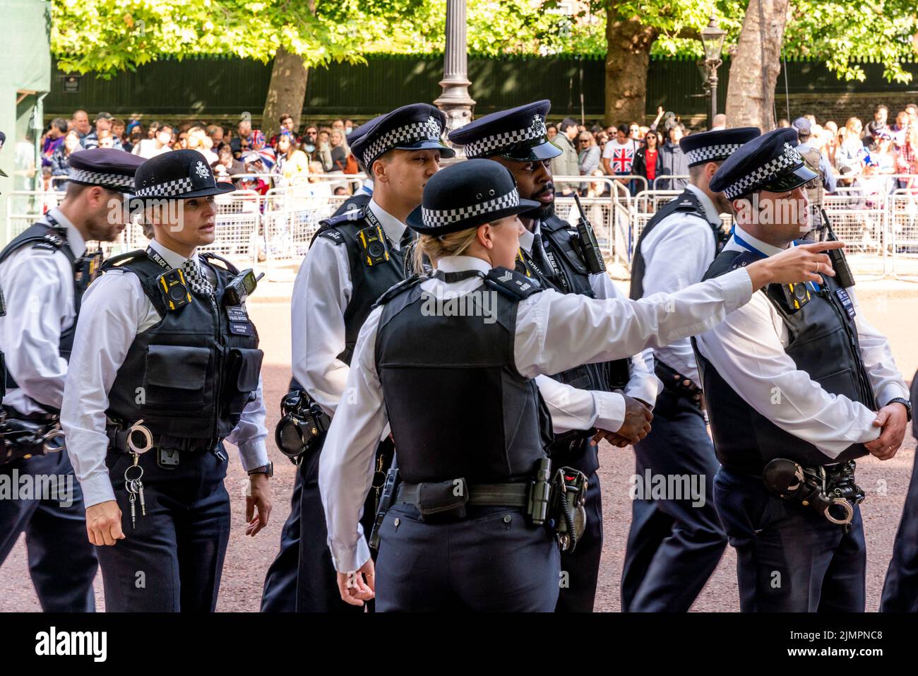 Un gruppo di funzionari di polizia nel centro commerciale durante le celebrazioni del Giubileo del platino della regina, Londra, Regno Unito. Foto Stock