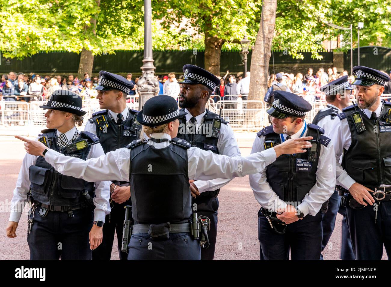 Un gruppo di funzionari di polizia nel centro commerciale durante le celebrazioni del Giubileo del platino della regina, Londra, Regno Unito. Foto Stock