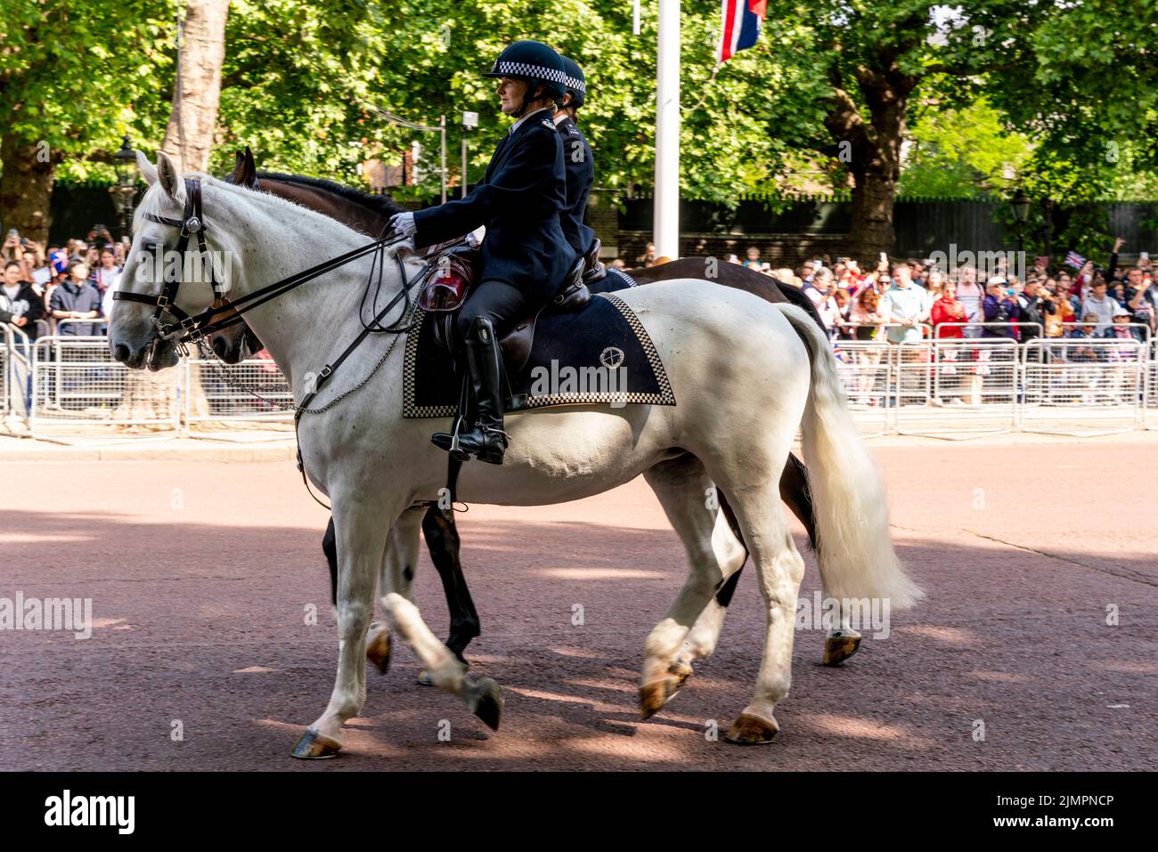 Due ufficiali di polizia femminile montati nel centro commerciale durante le celebrazioni del Giubileo del platino della regina, il centro commerciale, Londra, Regno Unito. Foto Stock