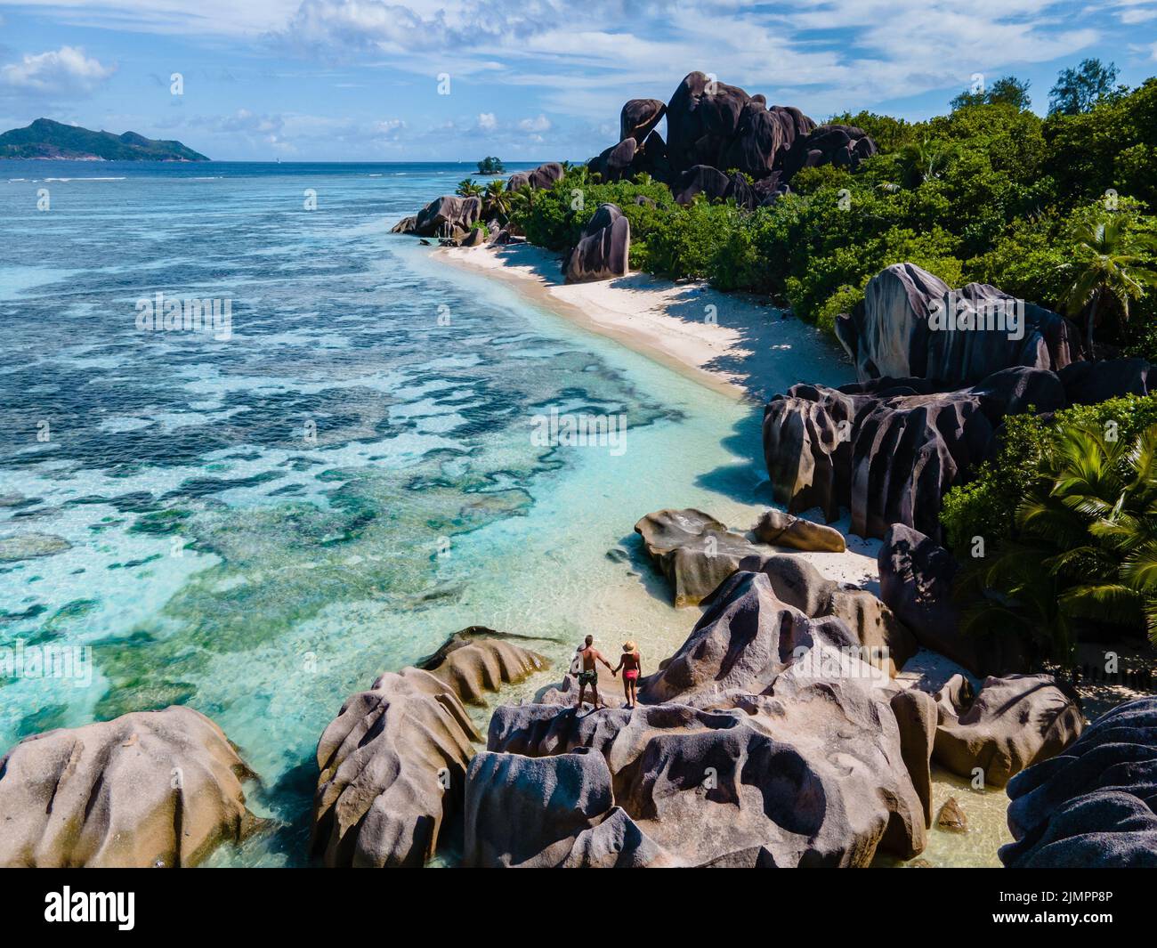Anse Source d'Argent spiaggia, la Digue Island, Seyshelles, drone vista aerea di la Digue Seychelles bird eye vista, coppia uomini e. Foto Stock