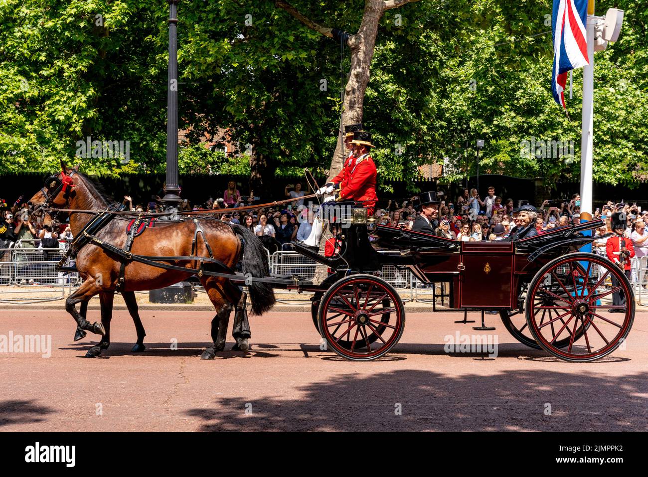 I membri della famiglia reale britannica ritornano lungo il Mall in una carrozza trainata da cavalli dopo aver partecipato alla cerimonia di Trooping the Color, Londra, Regno Unito. Foto Stock