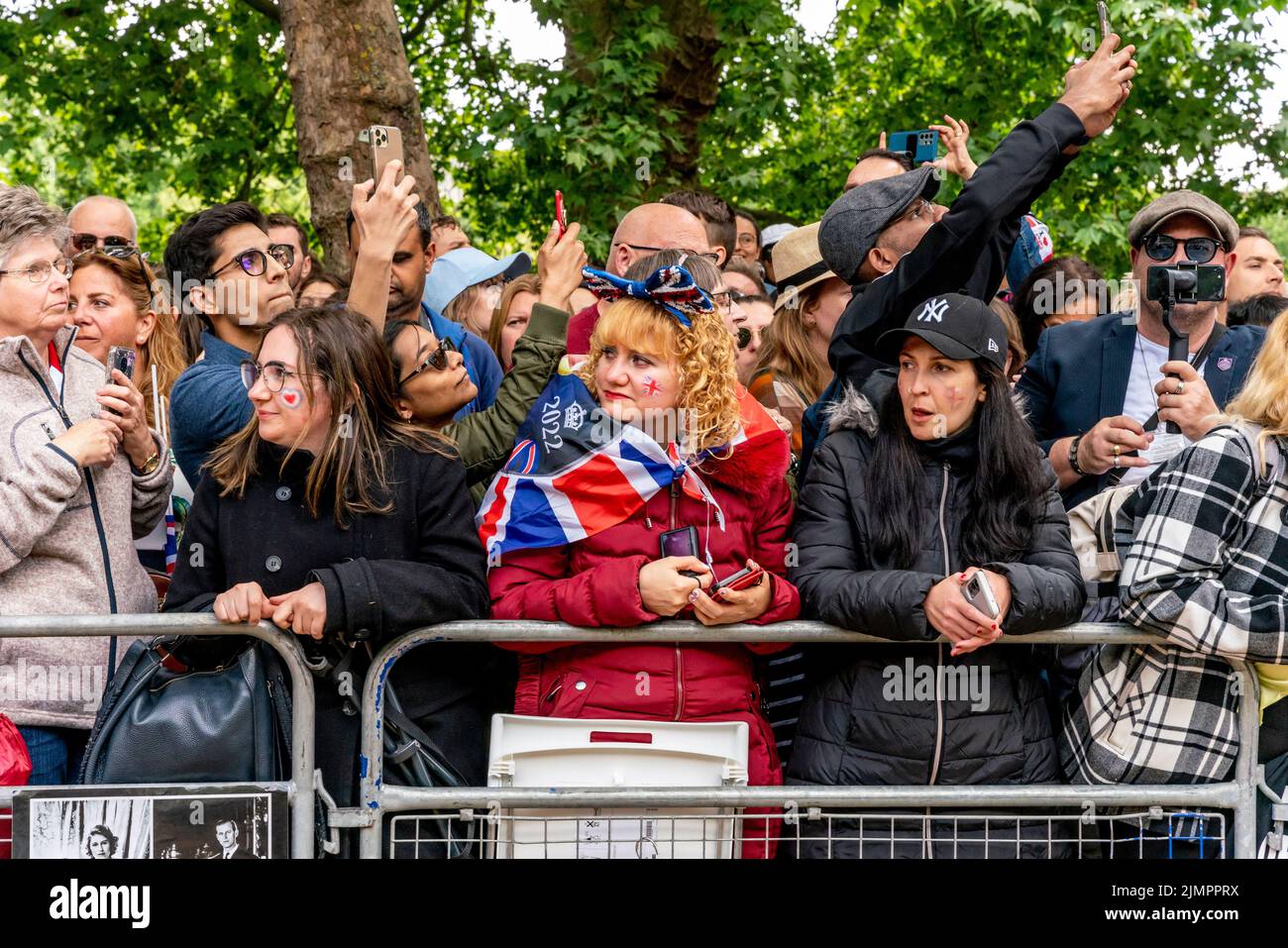 Persone in piedi lungo il Mall guardando la Queen's Birthday Parade, la Queen's Platinum Jubilee Celebrations, Londra, Regno Unito. Foto Stock
