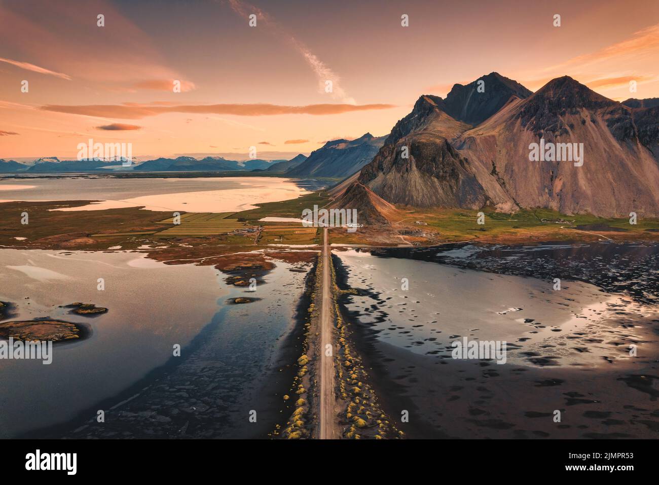 Vista aerea della splendida alba sul monte Vestrahorn con strada verso la spiaggia di sabbia nera nell'oceano Atlantico a Stokksnes sul sud-est a IC Foto Stock