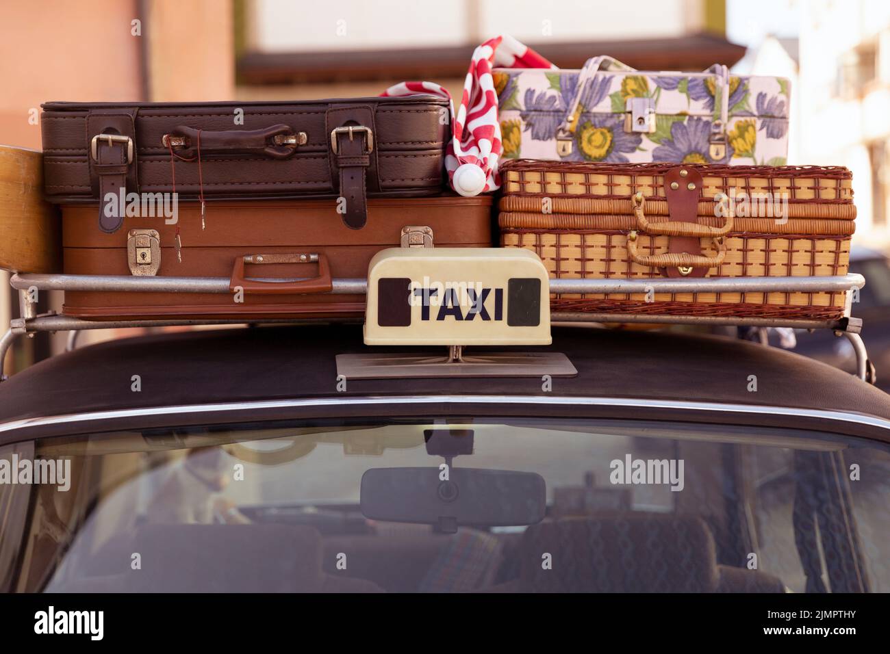 Dettaglio di un veicolo taxi con diverse valigie sul portabagagli. Stile retrò, 70s e 80s. Concetto di turismo e viaggi di vacanza. Foto Stock