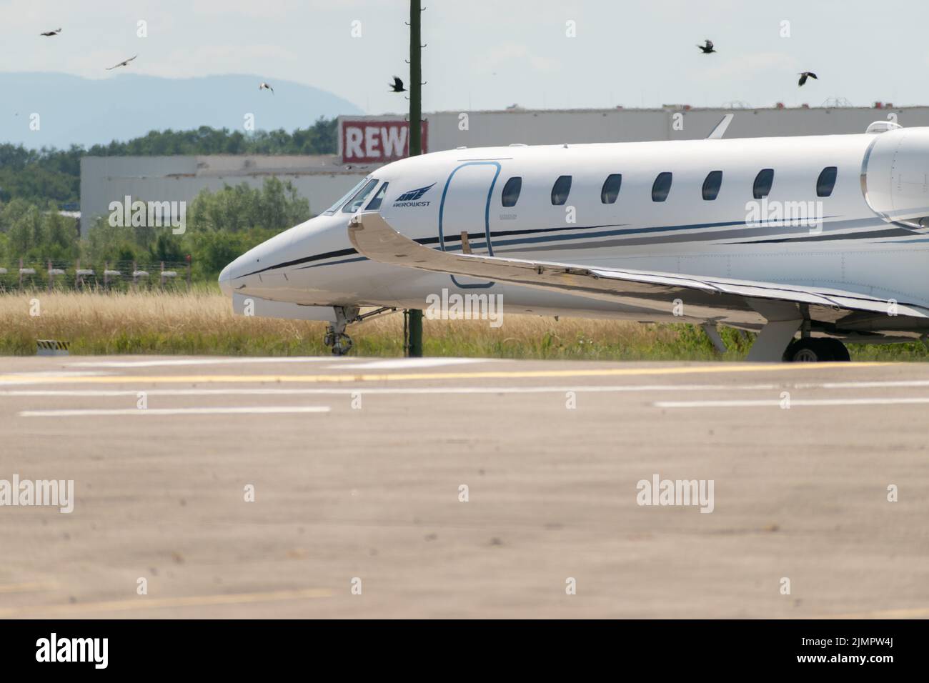 Lahr, Germania, 9 luglio 2022 Cessna 680 Citation Sovereign Plus Aircraft è parcheggiato al piazzale Foto Stock