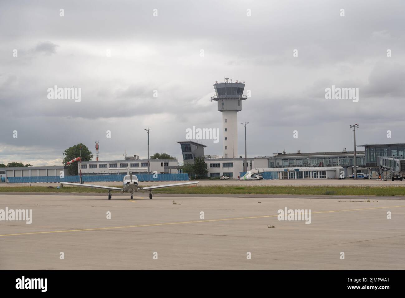 Erfurt, Turingia, Germania, 11 luglio 2022 edificio e parcheggio presso l'aeroporto locale Foto Stock