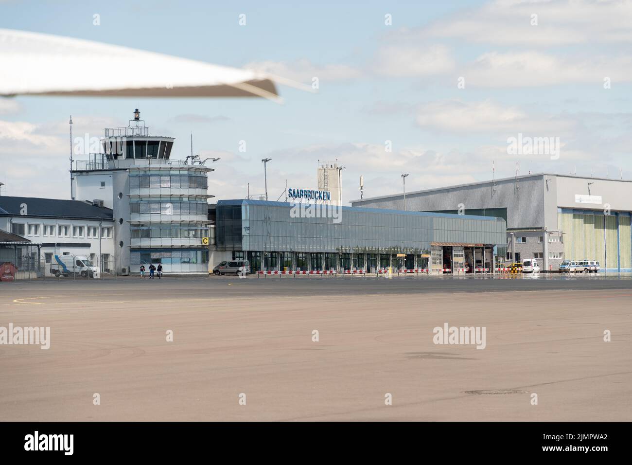 Saarbruecken, Germania, 10 luglio 2022 edificio e parcheggio presso l'aeroporto locale Foto Stock