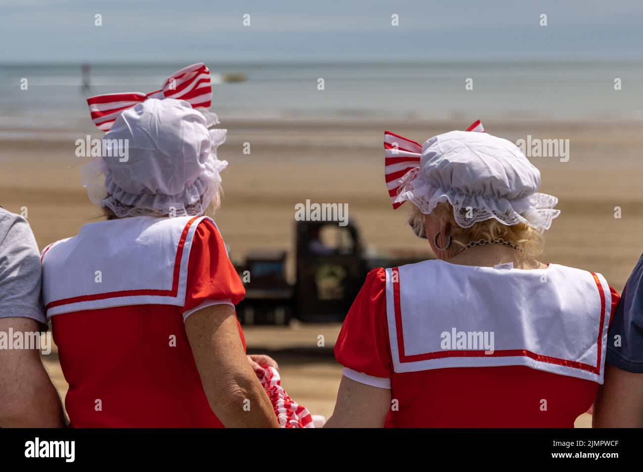 Due donne vestite con costumi da bagno vittoriani all'evento "Race the Waves", Bridlington, East Yorkshire England UK Foto Stock