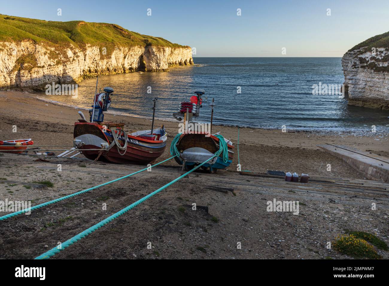 Barche da pesca a North Landing Beach a Flamborough Head sulla costa dello Yorkshire orientale, Inghilterra, Regno Unito Foto Stock