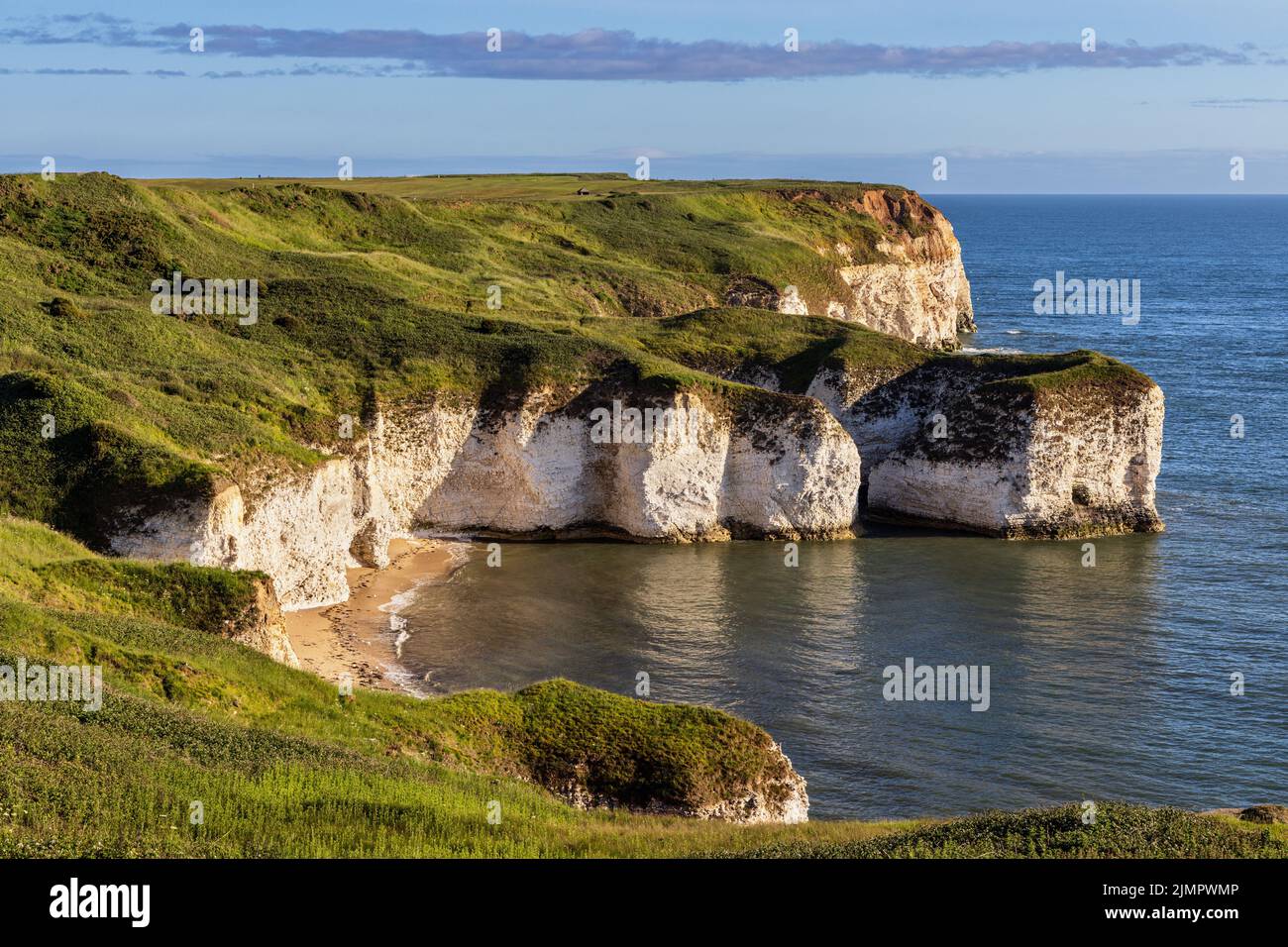 Si affaccia sulla Selwicks Bay in una bella mattinata a Flamborough, sulla costa dello Yorkshire orientale, Inghilterra, Regno Unito Foto Stock