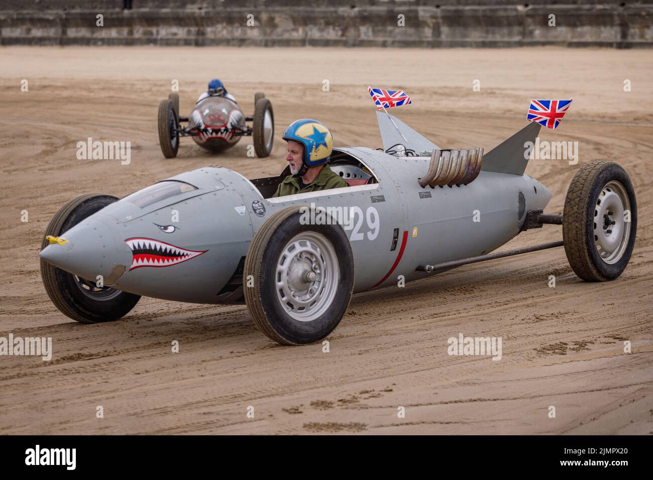 Hot rod vintage all'evento "Race the Waves", dove auto e moto trascinano la corsa sulla spiaggia a Bridlington, East Yorkshire Inghilterra UK Foto Stock