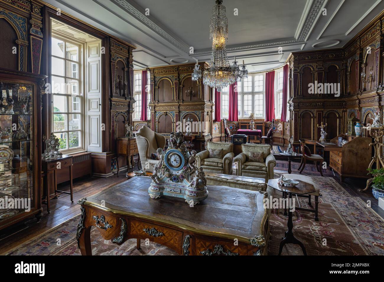 Red Drawing Room a Burton Agnes Hall, una superba casa signorile elisabettiana del 17th ° secolo nel Riding orientale dello Yorkshire, Inghilterra, Regno Unito Foto Stock