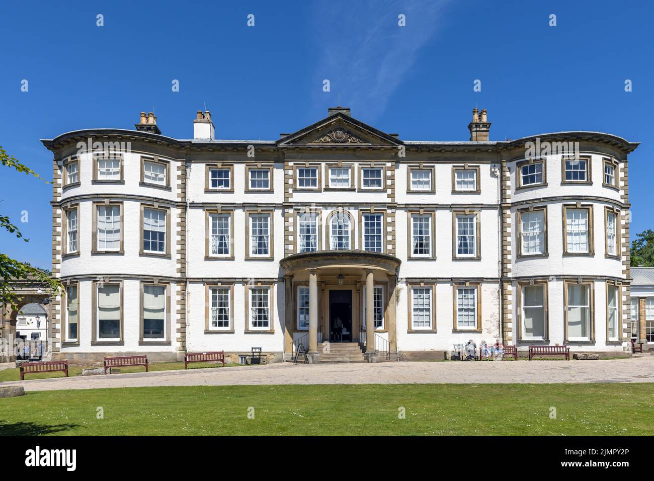 Vista esterna della facciata di Sewerby Hall, una casa di campagna georgiana vicino a Bridlington, East Yorkshire, Inghilterra, Regno Unito Foto Stock