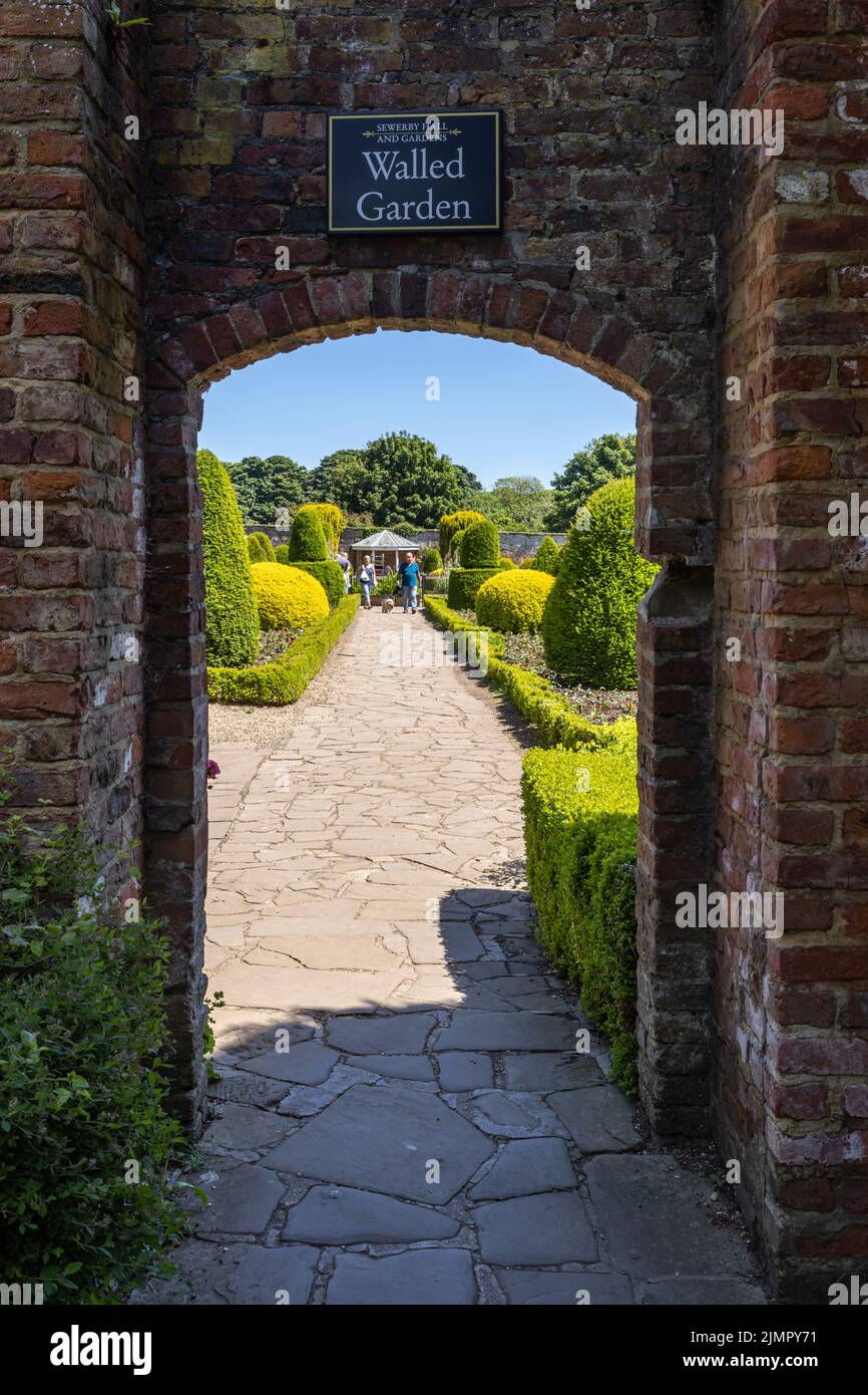 Ingresso al giardino recintato a Sewerby Hall and Gardens, una casa di campagna georgiana vicino a Bridlington, East Yorkshire, Inghilterra, Regno Unito Foto Stock