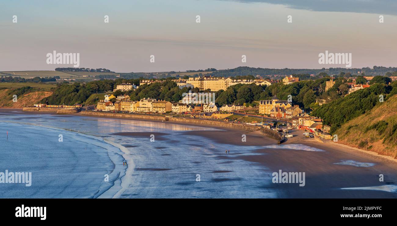 Vista di prima mattina della città balneare di Filey da Filey Brigg sulla costa dello Yorkshire in Inghilterra, presa subito dopo l'alba. Foto Stock