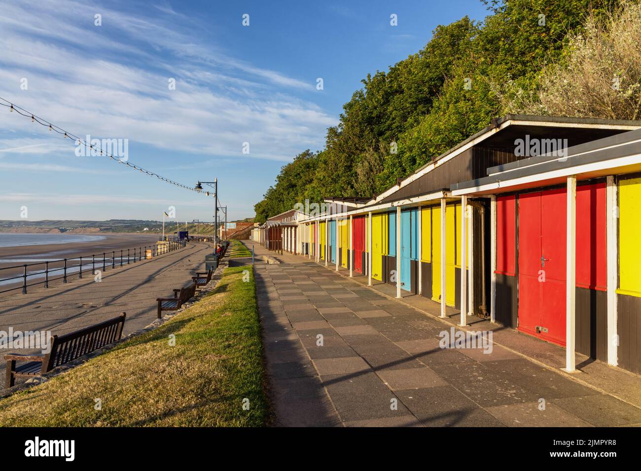 Colorate capanne sulla spiaggia vicino al lungomare di Filey, North Yorkshire, Inghilterra. Foto Stock