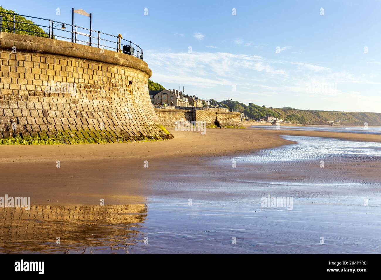 Difese costiere che proteggono la città balneare di Filey sulla costa dello Yorkshire settentrionale, Inghilterra, Regno Unito Foto Stock