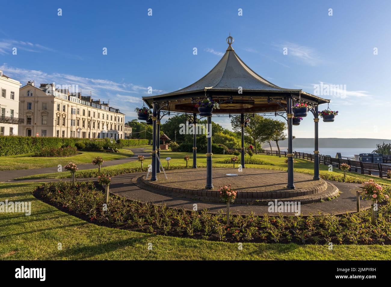 Il palco a Crescent Gardens a Filey nel North Yorkshire, Inghilterra. Preso su una bella mattina di sole e le rose sono in fiore. Foto Stock