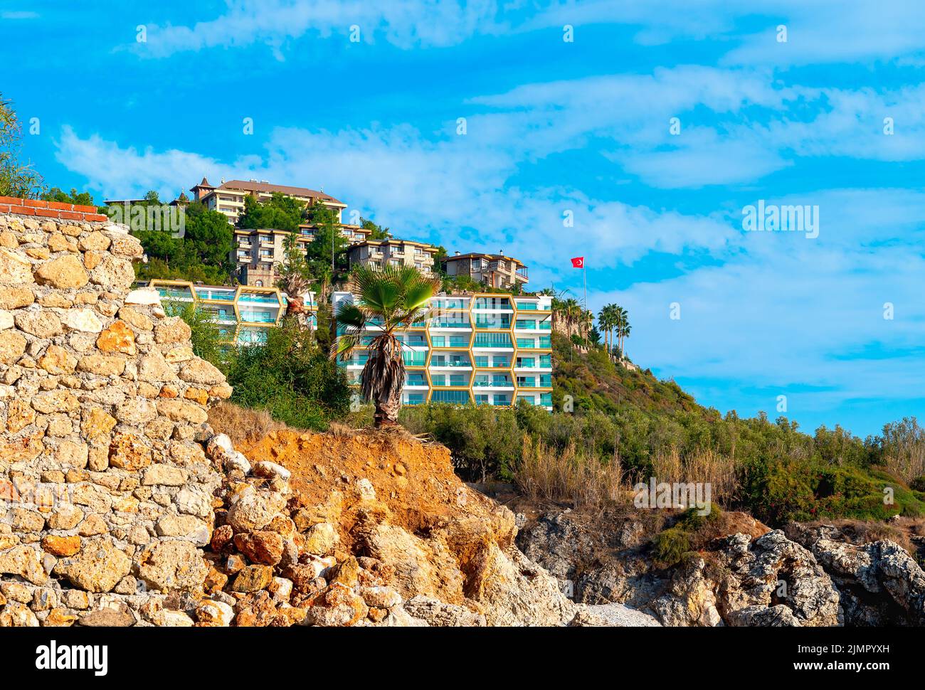 Edifici residenziali turchi a Kargicak, Turchia. Foto Stock