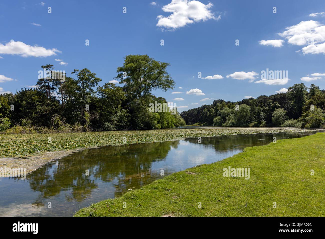 Parco e lago a Scampston, progettato da Capability Brown, Scampston Hall, North Yorkshire, Inghilterra. Foto Stock
