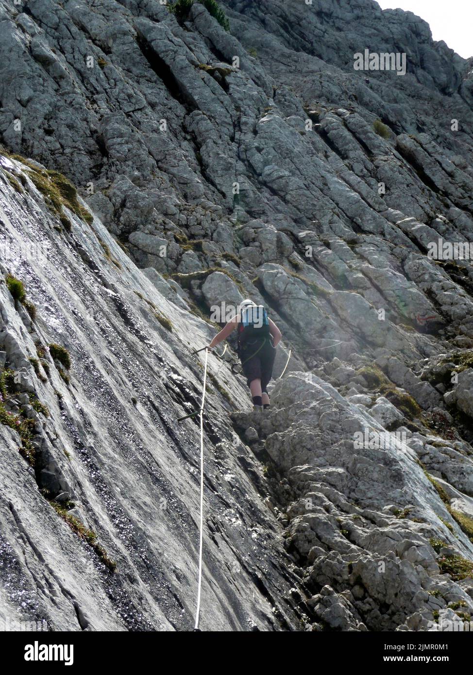 Scalatore a Widauersteig via ferrata, Tirolo, Austria Foto Stock